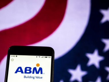 Kiev, Ukrayna - Jan 5, 2019: Abm sanayi tesis yönetimi şirket logosu akıllı telefon görüntülenen gördüm