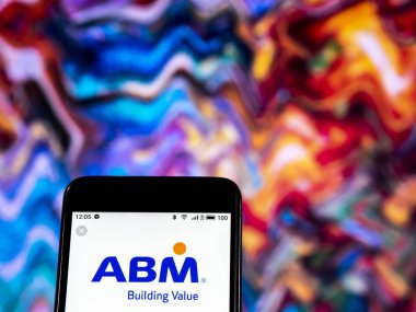 Kiev, Ukrayna - Jan 5, 2019: Abm sanayi tesis yönetimi şirket logosu akıllı telefon görüntülenen gördüm