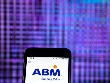 Kiev, Ukrayna - Jan 5, 2019: Abm sanayi tesis yönetimi şirket logosu akıllı telefon görüntülenen gördüm