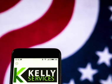 Kiev, Ukrayna - Jan 5, 2019: Kelly Services yönetim şirket logosu danışmanlık akıllı telefon görüntülenen gördüm
