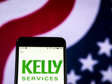 Kiev, Ukrayna - Jan 5, 2019: Kelly Services yönetim şirket logosu danışmanlık akıllı telefon görüntülenen gördüm