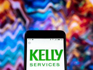 Kiev, Ukrayna - Jan 5, 2019: Kelly Services yönetim şirket logosu danışmanlık akıllı telefon görüntülenen gördüm