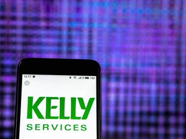 Kiev, Ukrayna - Jan 5, 2019: Kelly Services yönetim şirket logosu danışmanlık akıllı telefon görüntülenen gördüm