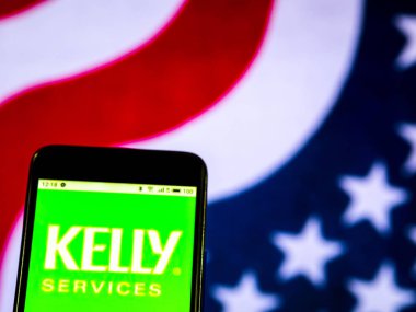 Kiev, Ukrayna - Jan 5, 2019: Kelly Services yönetim şirket logosu danışmanlık akıllı telefon görüntülenen gördüm