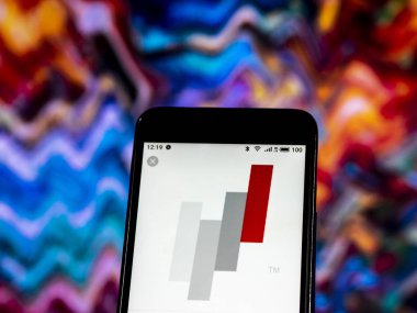 Kiev, Ukrayna - Jan 5, 2019: Genesis Sağlık bakım of sakinleri şirket logosu akıllı telefon görüntülenen gördüm