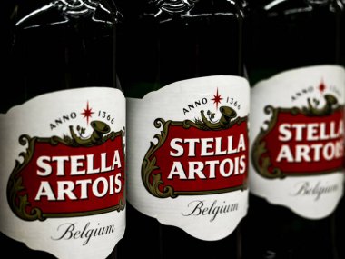  Kiev, Ukrayna - Jan 5, 2019: mağazada gördüm Stella Artois bira