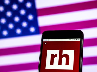 Kiev, Ukrayna - 7 Ocak 2019: Robert yarım uluslararası yönetim şirket logosu danışmanlık akıllı telefon görüntülenen gördüm