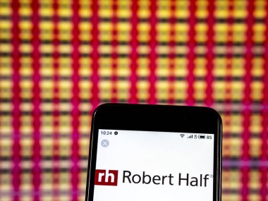 Kiev, Ukrayna - 7 Ocak 2019: Robert yarım uluslararası yönetim şirket logosu danışmanlık akıllı telefon görüntülenen gördüm