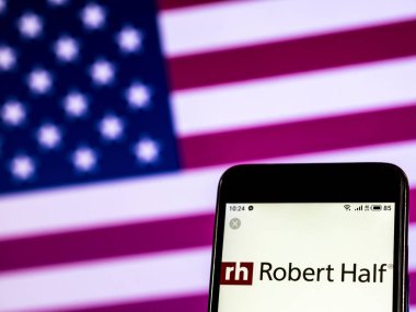 Kiev, Ukrayna - 7 Ocak 2019: Robert yarım uluslararası yönetim şirket logosu danışmanlık akıllı telefon görüntülenen gördüm