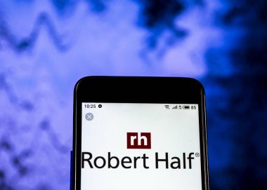 Kiev, Ukrayna - 7 Ocak 2019: Robert yarım uluslararası yönetim şirket logosu danışmanlık akıllı telefon görüntülenen gördüm