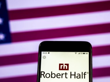 Kiev, Ukrayna - 7 Ocak 2019: Robert yarım uluslararası yönetim şirket logosu danışmanlık akıllı telefon görüntülenen gördüm