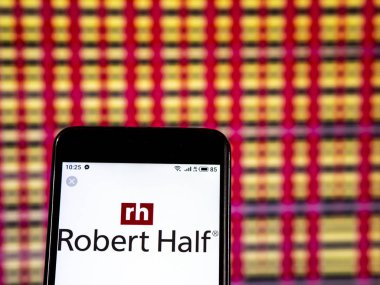 Kiev, Ukrayna - 7 Ocak 2019: Robert yarım uluslararası yönetim şirket logosu danışmanlık akıllı telefon görüntülenen gördüm