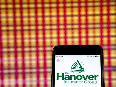 Kiev, Ukrayna - 7 Ocak 2019: Hannover sigorta Group, Inc logo akıllı telefon görüntülenen gördüm