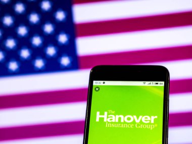 Kiev, Ukrayna - 7 Ocak 2019: Hannover sigorta Group, Inc logo akıllı telefon görüntülenen gördüm
