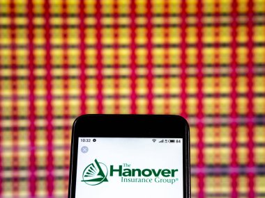 Kiev, Ukrayna - 7 Ocak 2019: Hannover sigorta Group, Inc logo akıllı telefon görüntülenen gördüm