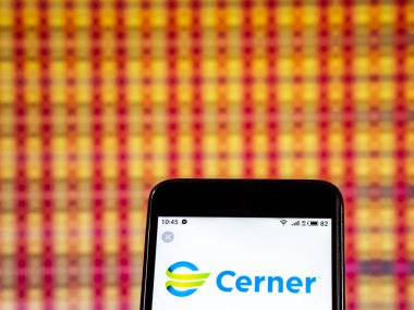 Kiev, Ukrayna - 7 Ocak 2019: Cerner şirket logosu akıllı telefon görüntülenen gördüm