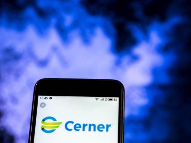 Kiev, Ukrayna - 7 Ocak 2019: Cerner şirket logosu akıllı telefon görüntülenen gördüm