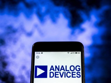 Kiev, Ukrayna - 7 Ocak 2019: Analog cihazlar şirket logosu üretim yarı iletken akıllı telefon görüntülenen gördüm