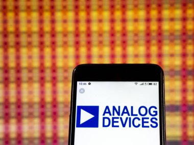 Kiev, Ukrayna - 7 Ocak 2019: Analog cihazlar şirket logosu üretim yarı iletken akıllı telefon görüntülenen gördüm