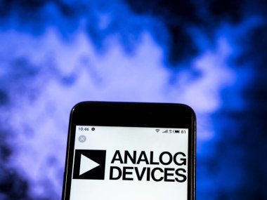 Kiev, Ukrayna - 7 Ocak 2019: Analog cihazlar şirket logosu üretim yarı iletken akıllı telefon görüntülenen gördüm