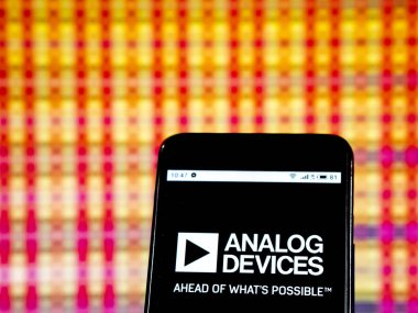 Kiev, Ukrayna - 7 Ocak 2019: Analog cihazlar şirket logosu üretim yarı iletken akıllı telefon görüntülenen gördüm