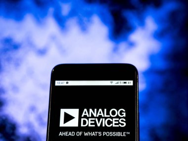 Kiev, Ukrayna - 7 Ocak 2019: Analog cihazlar şirket logosu üretim yarı iletken akıllı telefon görüntülenen gördüm