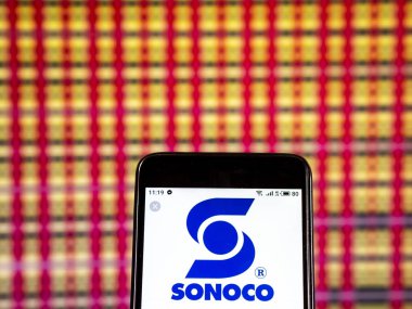 Kiev, Ukrayna - 7 Ocak 2019: Sonoco ürünleri şirket logosu akıllı telefon görüntülenen gördüm