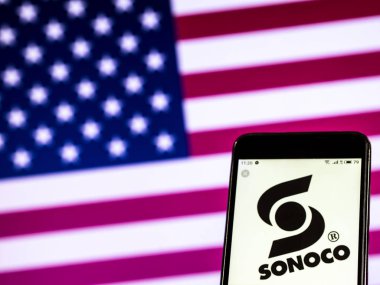 Kiev, Ukrayna - 7 Ocak 2019: Sonoco ürünleri şirket logosu akıllı telefon görüntülenen gördüm