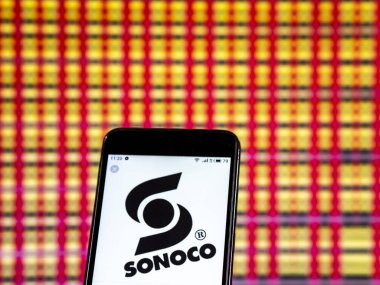 Kiev, Ukrayna - 7 Ocak 2019: Sonoco ürünleri şirket logosu akıllı telefon görüntülenen gördüm