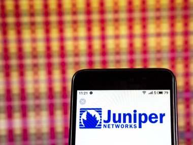 Kiev, Ukrayna - 7 Ocak 2019: Juniper Networks yazılım geliştirici logo akıllı telefon görüntülenen gördüm
