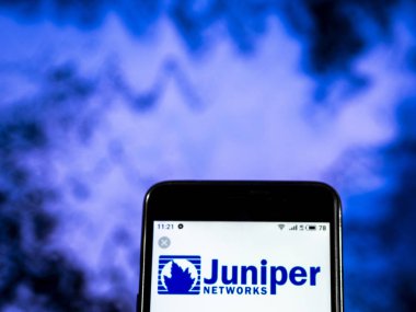 Kiev, Ukrayna - 7 Ocak 2019: Juniper Networks yazılım geliştirici logo akıllı telefon görüntülenen gördüm