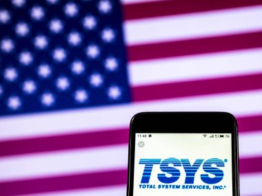 Kiev, Ukrayna - 7 Ocak 2019: Tsys kredi kartı hizmeti şirket logosu akıllı telefon görüntülenen gördüm