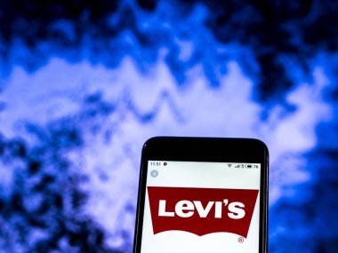 Kiev, Ukrayna - 7 Ocak 2019: Levi Strauss & Co giyim şirket logosu akıllı telefon görüntülenen gördüm