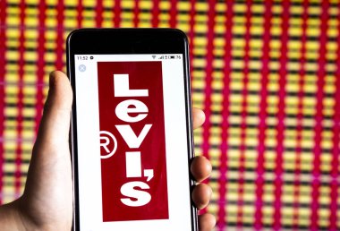 Kiev, Ukrayna - 7 Ocak 2019: Levi Strauss & Co giyim şirket logosu akıllı telefon görüntülenen gördüm