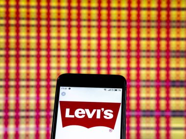 Kiev, Ukrayna - 7 Ocak 2019: Levi Strauss & Co giyim şirket logosu akıllı telefon görüntülenen gördüm