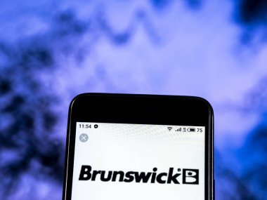 Kiev, Ukrayna - 7 Ocak 2019: Brunswick Corporation, şirket grubu şirket logosu gördüm akıllı telefon görüntülenen