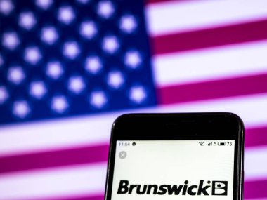 Kiev, Ukrayna - 7 Ocak 2019: Brunswick Corporation, şirket grubu şirket logosu gördüm akıllı telefon görüntülenen