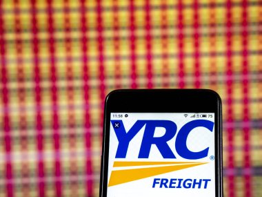 Kiev, Ukrayna - 7 Ocak 2019: Yrc dünya çapında Holding Şirket logosu akıllı telefon görüntülenen gördüm