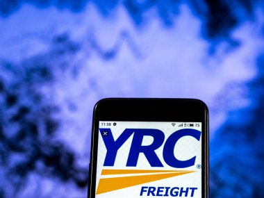 Kiev, Ukrayna - 7 Ocak 2019: Yrc dünya çapında Holding Şirket logosu akıllı telefon görüntülenen gördüm