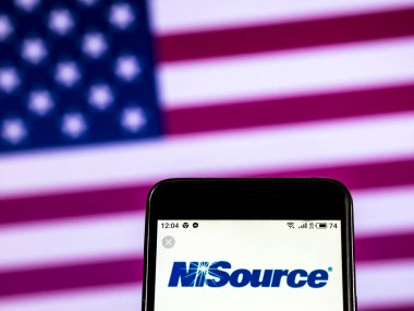 Kiev, Ukrayna - 7 Ocak 2019: Nisource yarar şirket logosu akıllı telefon görüntülenen gördüm