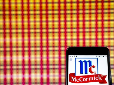 Kiev, Ukrayna - 7 Ocak 2019: Mccormick ve şirket logosu akıllı telefon görüntülenen gördüm