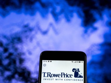 Kiev, Ukrayna - 7 Ocak 2019: T. Rowe fiyat varlık yönetimi şirket logosu akıllı telefon görüntülenen gördüm