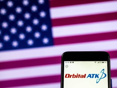 Kiev, Ukrayna - 7 Ocak 2019: Orbital Atk A.ş., şimdi gördüm Northrop Grumman yenilik sistemleri logosu görüntülenen akıllı telefon