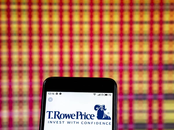 Kiev, Ukrayna - 7 Ocak 2019: T. Rowe fiyat varlık yönetimi şirket logosu akıllı telefon görüntülenen gördüm