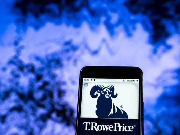 Kiev, Ukrayna - 7 Ocak 2019: T. Rowe fiyat varlık yönetimi şirket logosu akıllı telefon görüntülenen gördüm