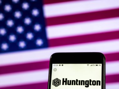Kiev, Ukrayna - 7 Ocak 2019: Huntington Bancshares banka holding şirket logosu akıllı telefon görüntülenen gördüm