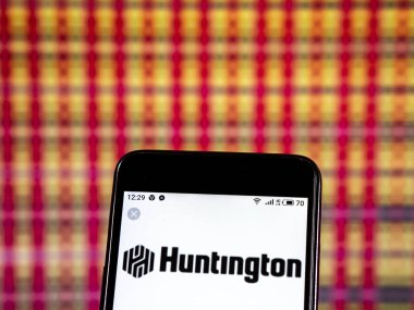 Kiev, Ukrayna - 7 Ocak 2019: Huntington Bancshares banka holding şirket logosu akıllı telefon görüntülenen gördüm