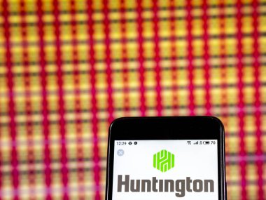 Kiev, Ukrayna - 7 Ocak 2019: Huntington Bancshares banka holding şirket logosu akıllı telefon görüntülenen gördüm