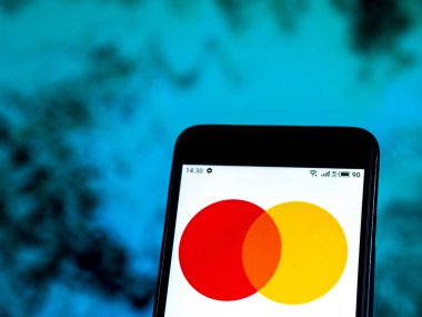 Kiev, Ukrayna - 8 Ocak 2019: Mastercard görülen yeni logosu görüntülenen akıllı telefon. Şirket büyüyen dijital işlem hacmi logosunu değiştirmek için karar açıkladı.