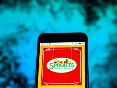 Kiev, Ukrayna - 8 Ocak 2019: Çiftçi Market Süpermarket lahanası şirket logosu akıllı telefon görüntülenen gördüm.